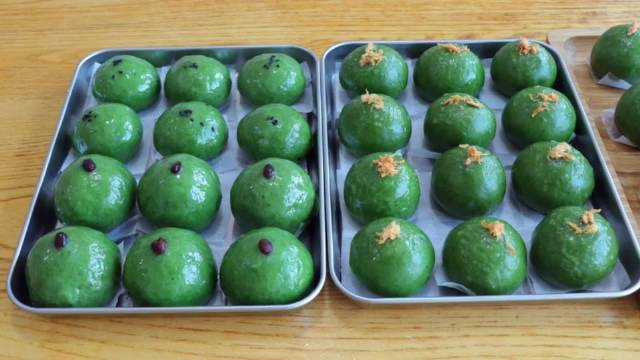 #美食之都#又到可以吃青团的季节了,用艾草自制的经典青团,3种馅料简单方便,软糯香甜不用出