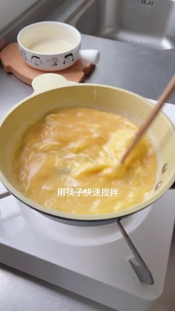 好看好吃的便当来了,咖喱蛋包饭和低卡低脂的越南春卷,郊游必备哦～ via   (m)