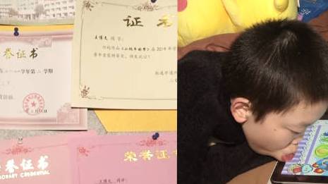 【天道酬勤!#脑瘫男孩舔屏学习获满墙奖状#】近日,江苏南通,13岁脑瘫少年王博文被评为“优