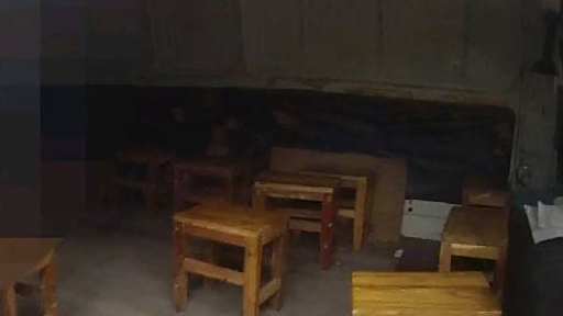 【核载2人的货运车改装后实载12个人 车内摆放10个小板凳】近日,一辆白色大面包车超员上路