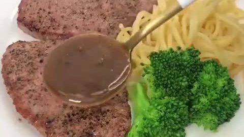 居然能把人看饿了!来块货真价实的煎牛排才是正经事~娇嫩美味,以后都不用去西餐厅吃喽~