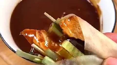 #吃播##厨艺教程# 【卷饼万能酱】你知道北京烤鸭的甜面酱是怎么做的吗?一起来学学吧!