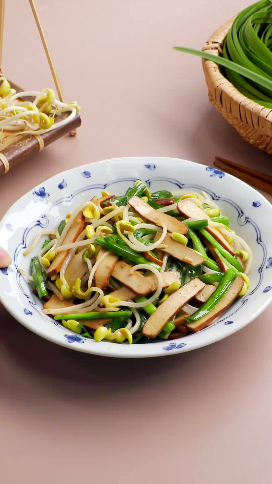 【韭菜豆芽炒豆干】 最近特别喜欢捣鼓一些新鲜菜谱～ 超简单的家常小炒菜,居然还能这么搭配,