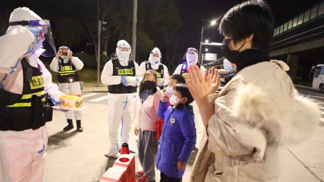 【双向奔赴的爱!朋友圈意外得知“大白”生日,爱心市民为准备生日蛋糕找遍半座城】河南抗疫日记