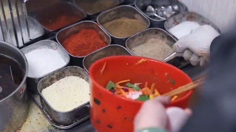 【记忆中的家乡味道|焦香酥脆的菜煎饼】 在滕州最常见的食物非菜煎饼莫属,不需要门头房一辆小