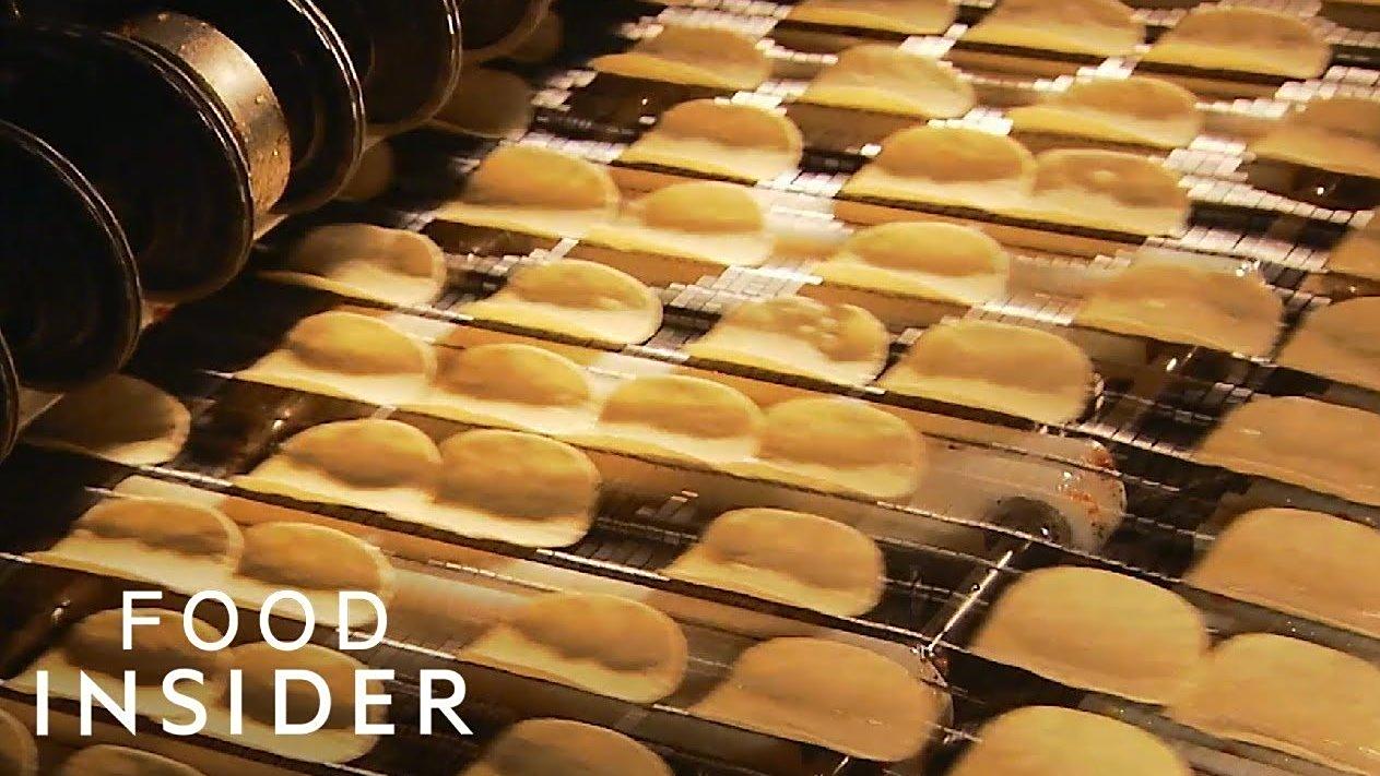 【罐装薯片是如何制造的】从土豆粉+玉米粉到凹凸一致的薯片,从原材料到成品包装,全自动机械化