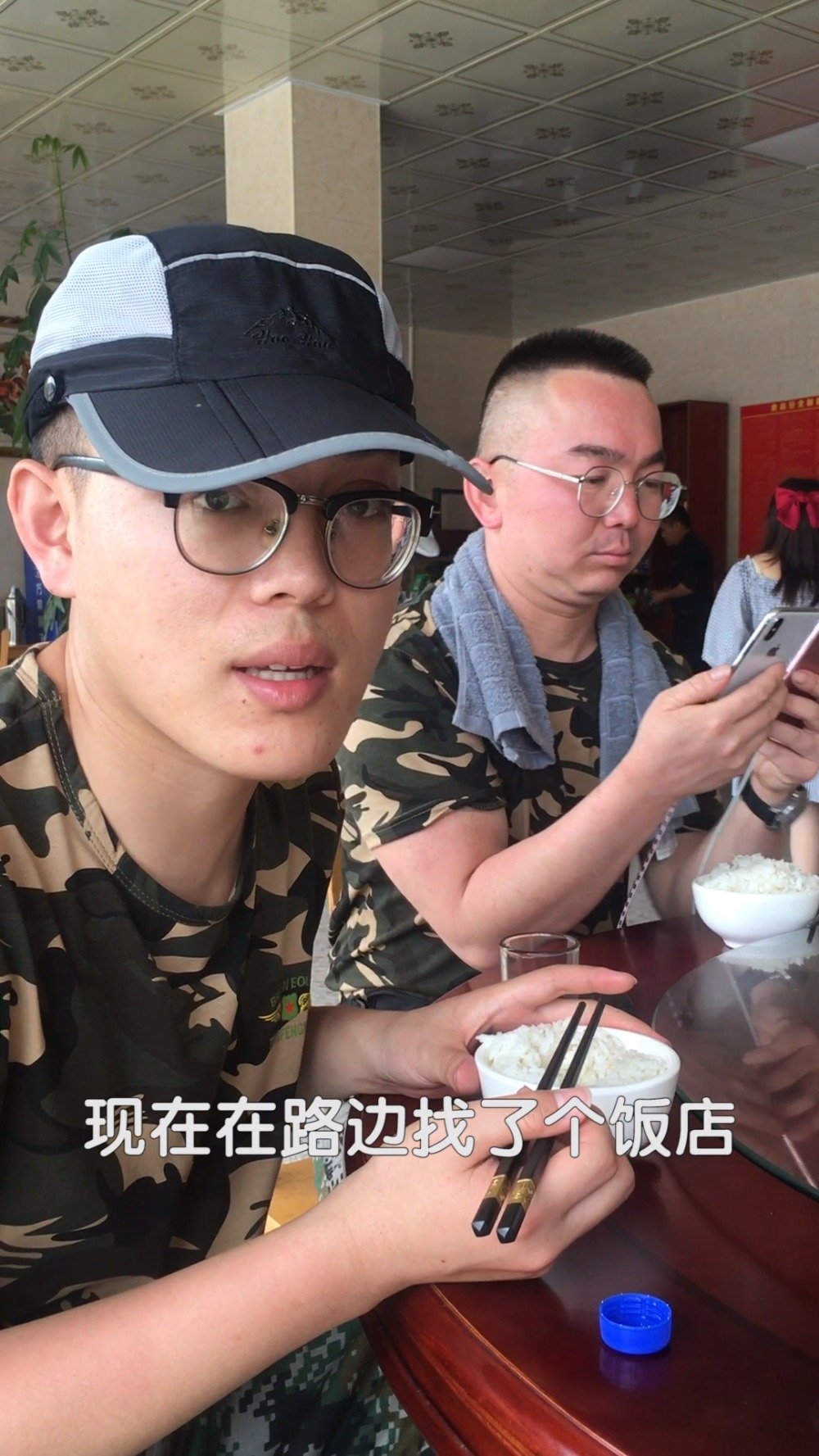 【三位徒步长征路90后抵达江西赣州会昌县,品尝当地美食】 4月2日,由河南日报报业集团主办