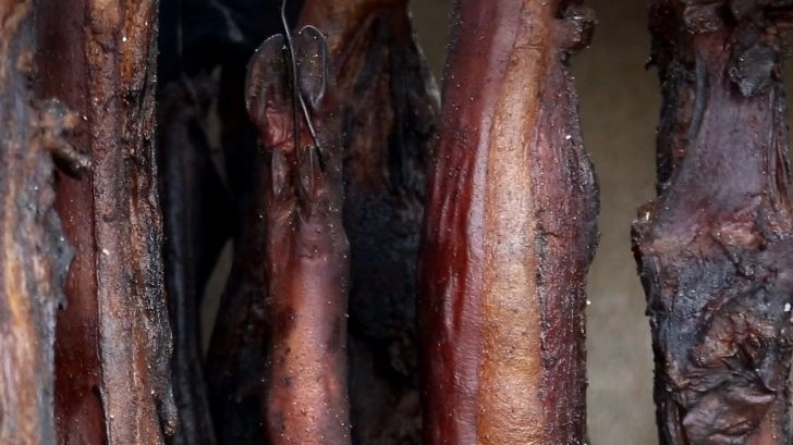 【自制烟熏腊肉 留在永康也有家乡的味道】烟熏腊肉是贵州地区很有特色的年货,猪肉加入盐,茴香