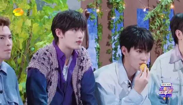 @杨迪#夏日少年派# 危险危险危险~在猜歌环节,原本自信满满的@杨迪 怎么也猜不出《栀子花
