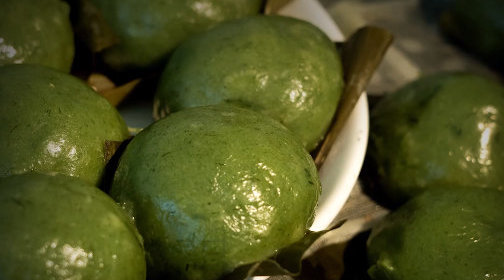 【四季德味 | 吃过青团,才算不负春光】 清明时节春风润,团子清香话家常。雨后新笋露尖,挑