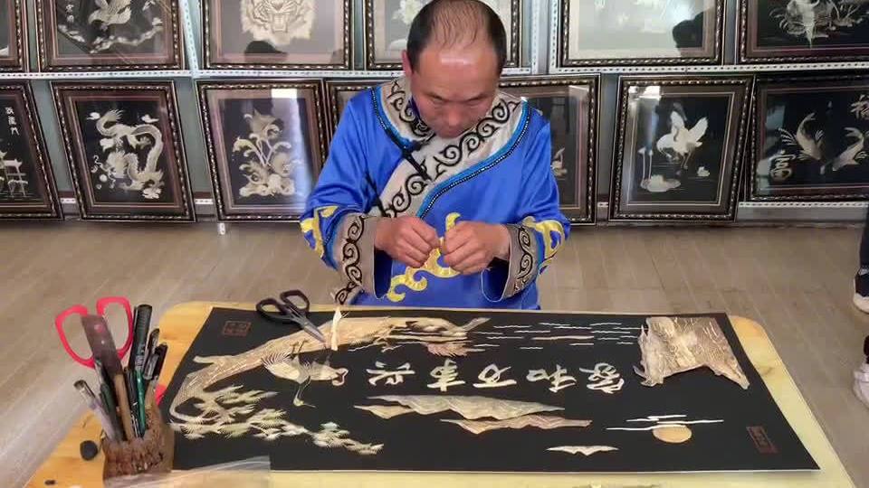 【渔民成了鱼皮画手工艺人】黑龙江省同江市街津口乡是赫哲族传统文化保留、积淀和传承最完整的地