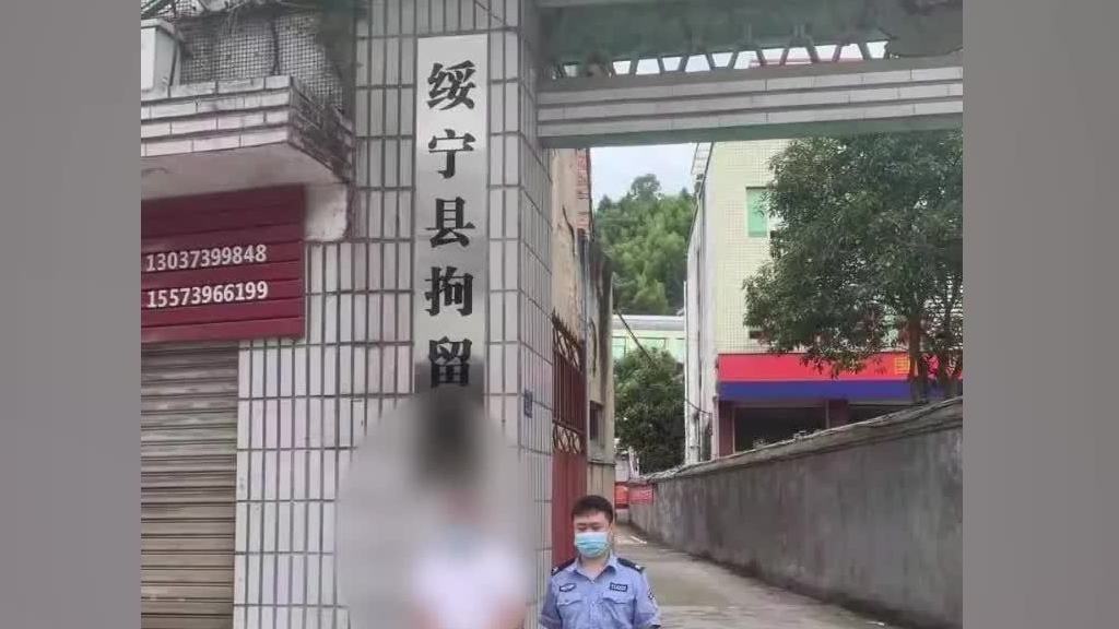 【湖南男子多次偷拍公厕如厕女性被拘:手机里有十几张偷拍照片】6月14日,湖南邵阳。长铺水陆