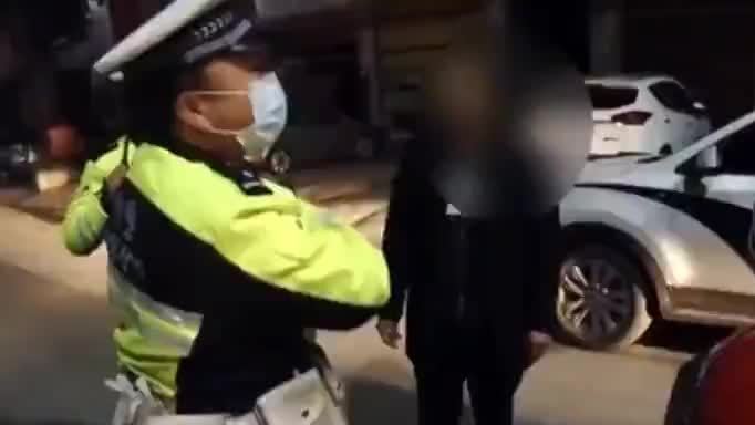【的哥酒驾被查欲冲卡 被抓后哭求交警放过:我有苦衷】2月16日晚,贵州长顺交警执勤时,一辆