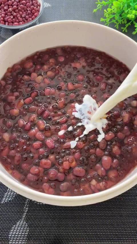 女孩子别总抱着奶茶喝了,试试这个红豆西米露奶茶 (来源:美食菜谱的日常)