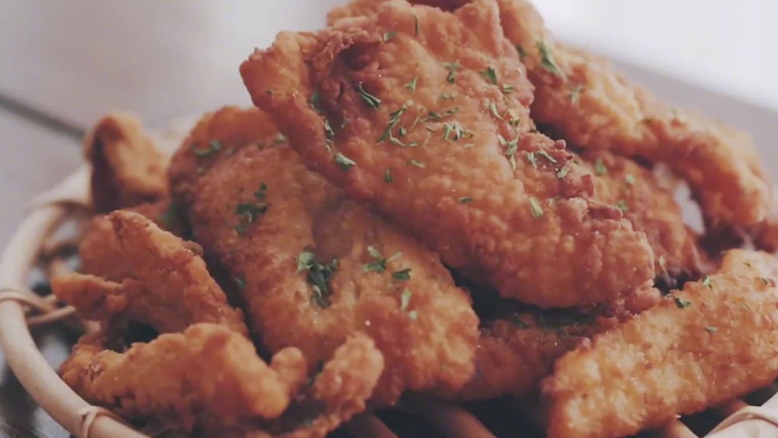 #美食时刻#酥脆炸鸡皮:①油炸粉150克+方便面调料1汤匙,加清水200毫升,混合搅拌均匀