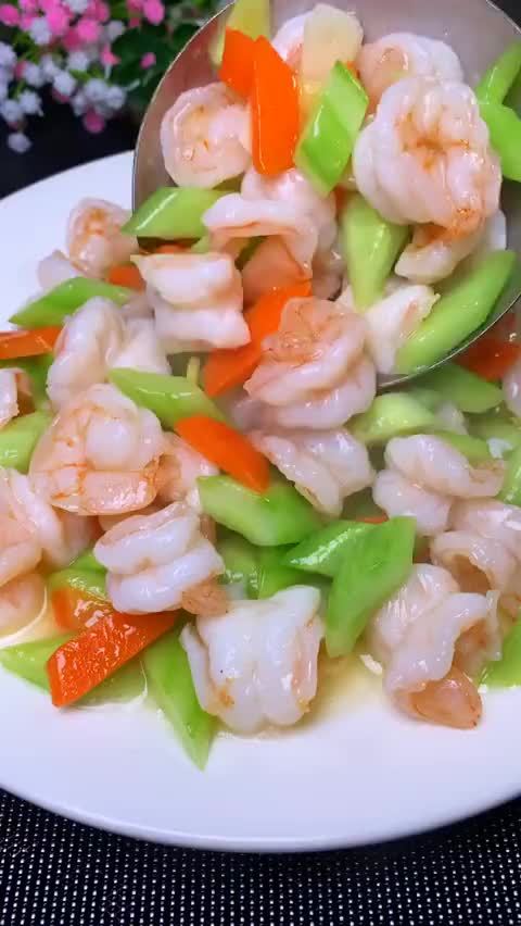 #美食时间# 翡翠虾仁,不仅颜色鲜亮,味道更是鲜美!吃完晚饭,迎接五一假期~ 