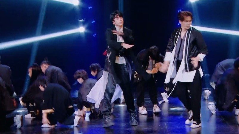 【湖南卫视#夏日少年派#正在播出】经典盲盒开启!大家有没有被小哇哥和小刘同学的钟汉良刘耀文