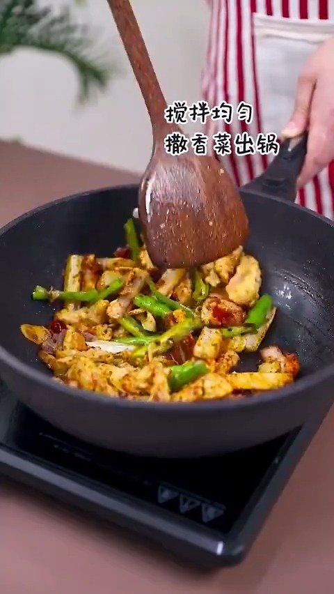 外酥里嫩,香辣爽口的藕条小酥肉我能一口一个,一吃吃一盘。 