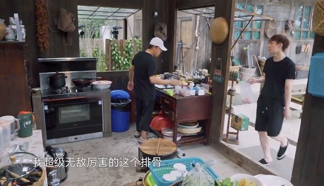 @张艺兴&nbsp;蘑菇屋黄小厨小课堂学员张艺兴@张艺兴 终于学成,有自己的拿手菜了!跟@黄渤 很骄
