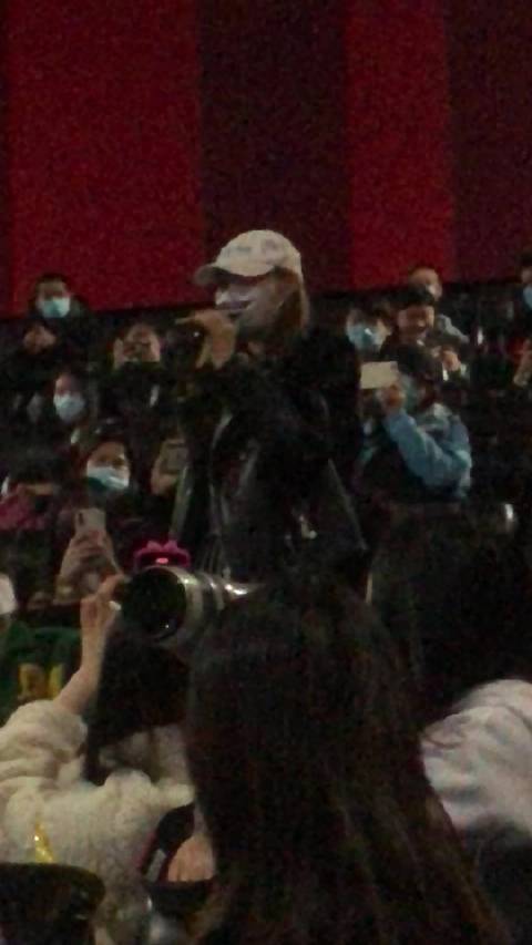 抖音达人痞幼表示自己泪点很高,但今天看电影时却一直在哭感慨肖央演的爸爸演到自己心坎里了