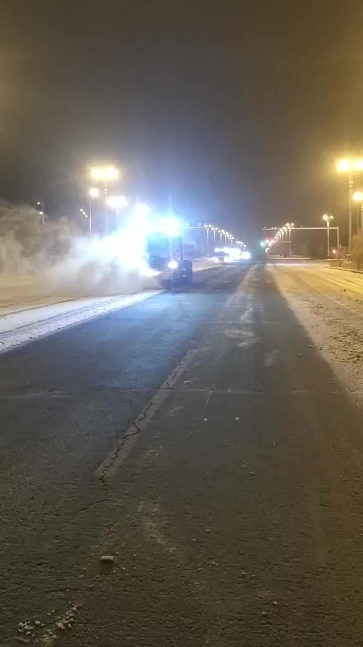 【牡丹江:人机结合连夜清雪保通畅】6日晚,#牡丹江# 市区开始下起了雨夹雪,22时左右,随