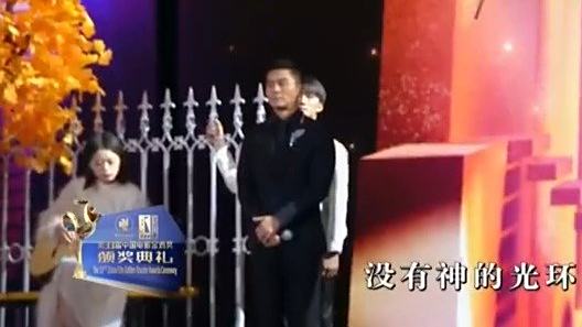第33届中国电影#金鸡奖#颁奖典礼,@李晨 、@佟丽娅 一同演唱电影《集结号》的主题曲《兄