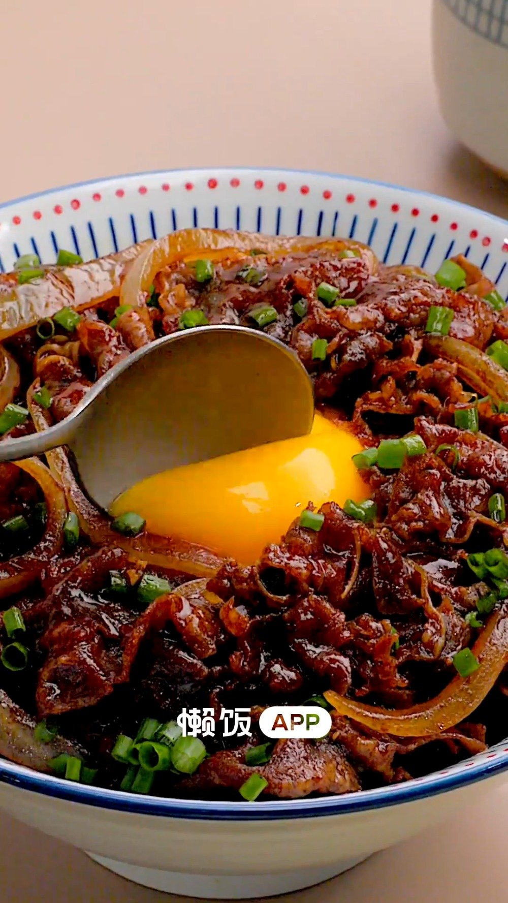 美食大集 【葱油肥牛饭】葱油真是怎么烧都好吃!!配肥牛更是绝绝子~ 大片的肥牛裹着厚厚的酱
