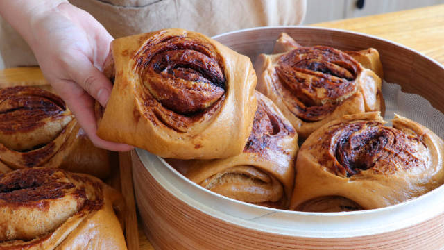 #超大手撕红糖馒头做法# 家里有面粉就能做手撕红糖大馒头,蓬松绵软香甜,做法简单又好吃#我