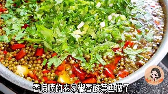 嗨夏吃货节 好久没有吃水煮鱼了,买条7斤大头鱼,回乡下做锅飘香鱼吃,麻辣鲜香,7斤都不够吃