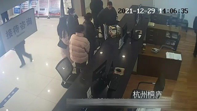 【“放心,不是人民币!”杭州一派出所里,民警收到这样的感谢】12月29日,杭州桐庐城南派出