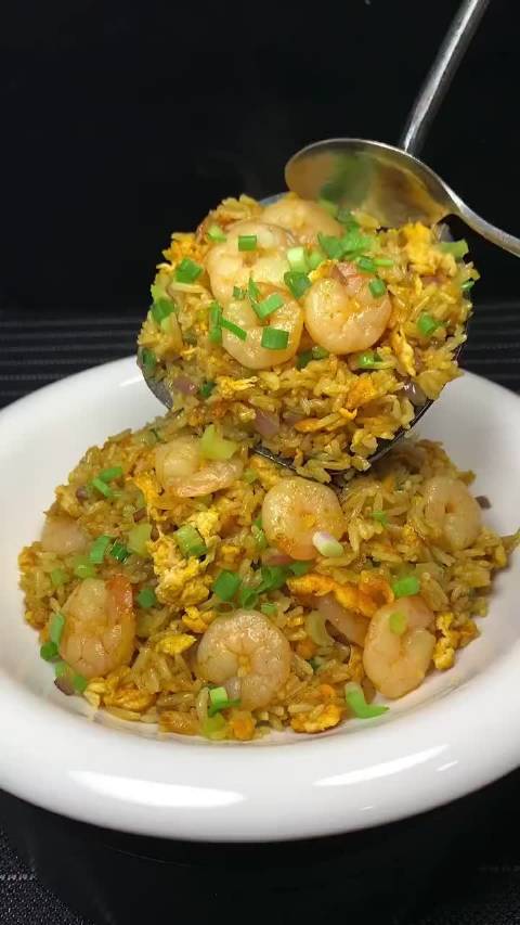 孩子们又馋炒饭了,今天就给他们做一个咖喱海鲜炒饭吧 。