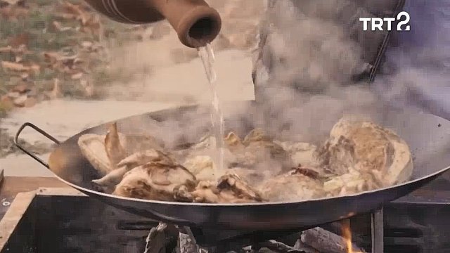 这才是土耳其宫廷美食:炖克尔玛烤鸡肉。这道美食是奥斯曼时期所有餐馆中常见的一道菜品之一。今