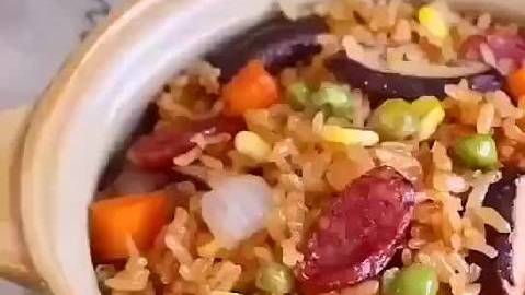 &nbsp;【时蔬腊肠焖饭做法】不要太好吃了,一个人不知道吃什么,这个是不错的选择!