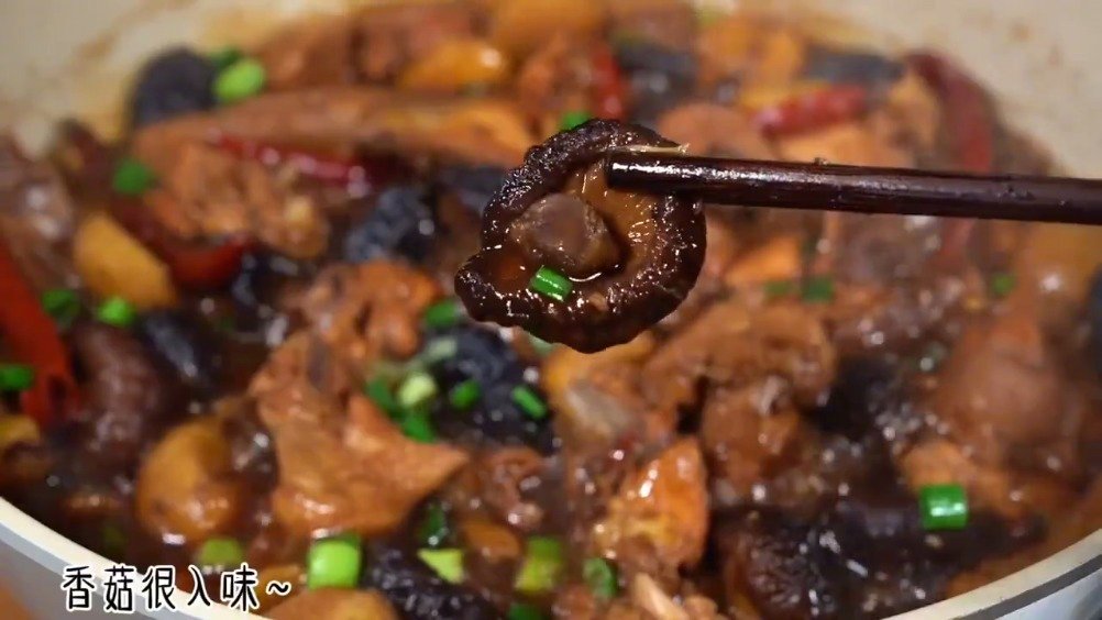 #美食之都# 秋日一定要吃的板栗烧鸡,做法简单,板栗软糯,香菇吸饱了汤汁,鸡肉鲜香,特别好