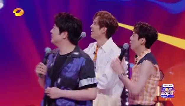 #夏日少年派# 没有什么能逃过何炅 的眼睛�根据每幅画的细节,居然能猜出背后画画的人是谁很