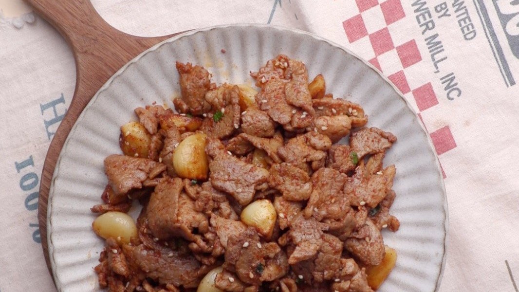 【香蒜孜然肉片】超级下饭菜,爆炒的时候就能闻到浓浓的蒜香和孜然香,肉片滋滋作响,像烤肉一样