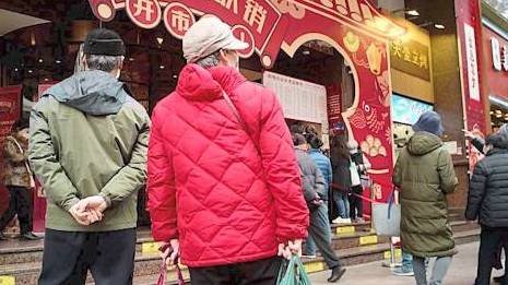 【春节临近,上海老字号半成品套餐热销】春节临近,不少老字号特色半成品菜肴迎来热销。在上海南