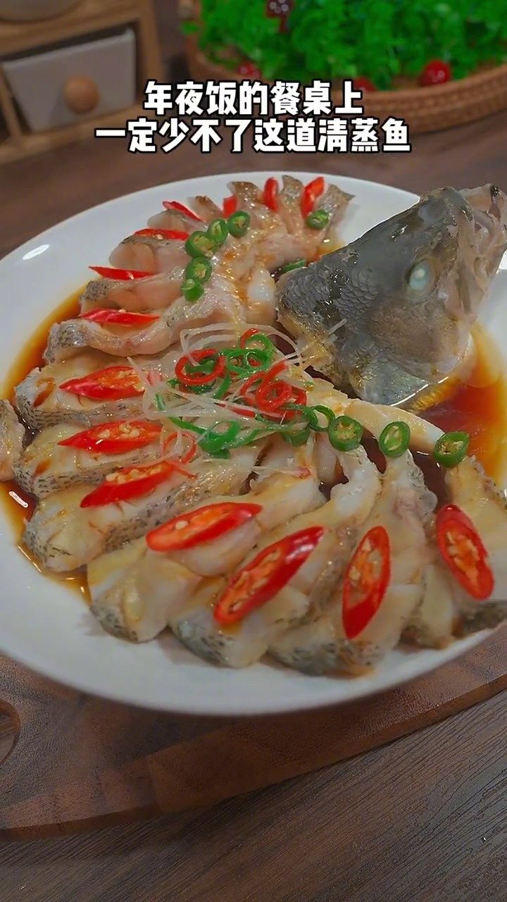 百吃不腻的清蒸鲈鱼,做法简单,肉质鲜嫩,好看,营养又美味~#春节##家乡年味大赏#