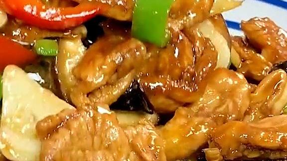 美食山东【香菇时蔬炒鸡肉】用时蔬和鸡胸肉炒一个家常菜,方便迅速又好吃下饭。via.和我一起