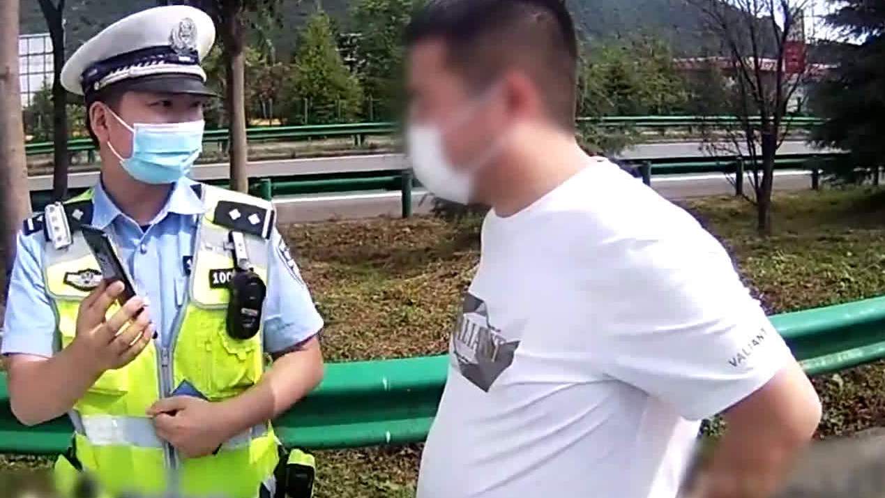 【吃忘了形!司机啃着鸭爪超速行驶 大人孩子竟都未系安全带】#安全出行#近日,一辆小车因涉嫌