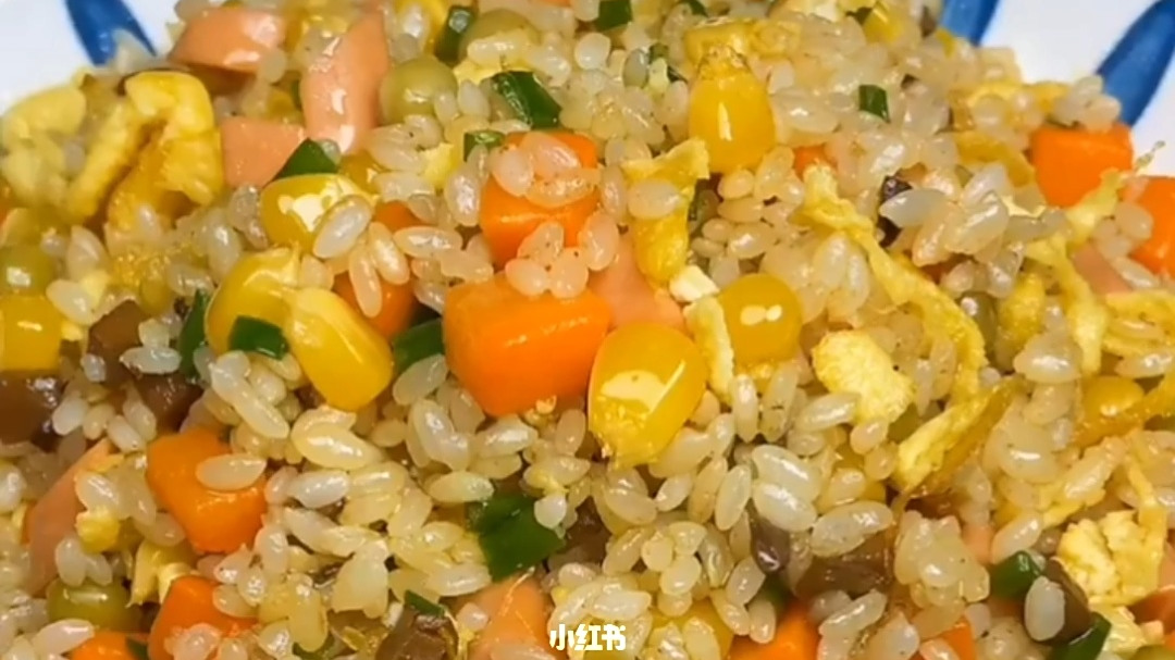 香菇牛肉炒饭,吃过的人都称赞就是有点费饭 香菇牛肉蛋炒饭,好吃美味,做法简单粗暴。