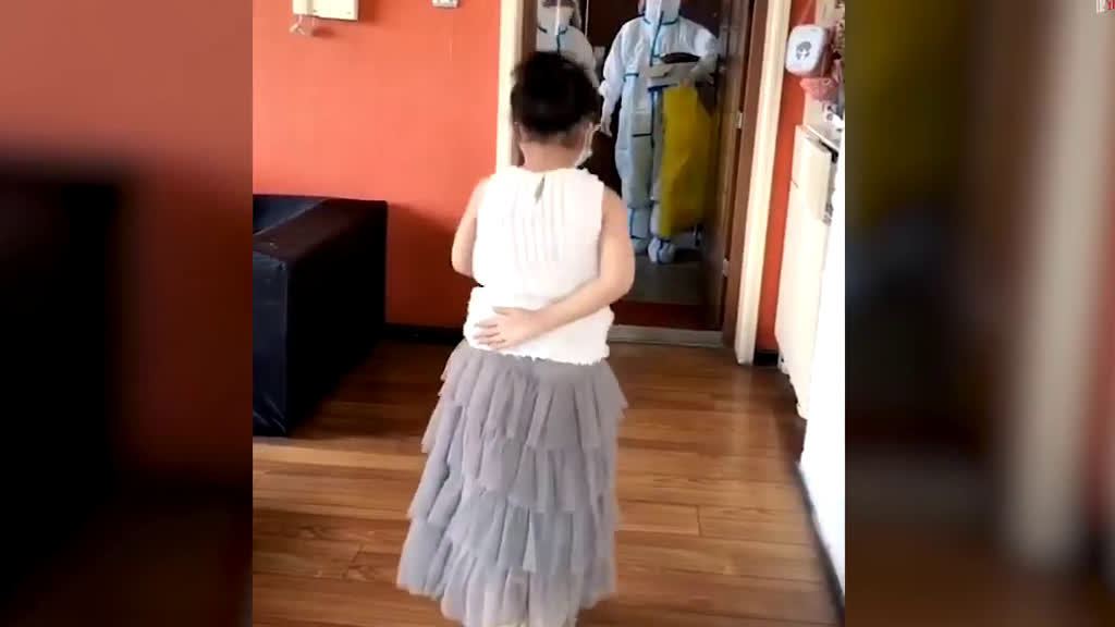 【谢谢你!9岁女孩跳舞致谢医护人员 】#平凡的英雄# 近日,河南郑州一9岁小女孩为上门做核