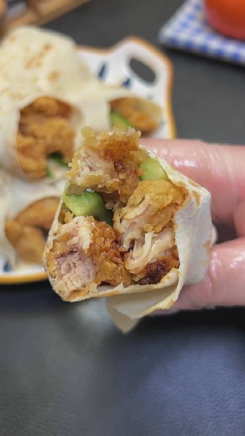 外面卖15元一个的鸡肉卷,在家三块钱就搞定了,同样的方法还可以做炸鸡腿和炸鸡翅!via美食