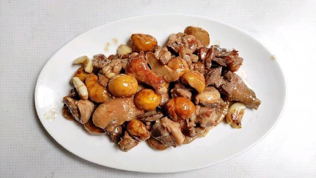 粤菜旧谱新得,栗子煀鸡,饲料嫩鸡也美味。今天想吃栗子焖鸡,查八九十年代栗子鸡煲的菜谱,做法