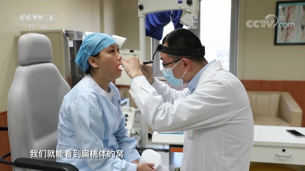 【鱼刺卡喉怎么办?一起来学习正确的处理方法↓↓】18日,张杰吃鱼鱼骨卡在食道里 连夜在胃镜