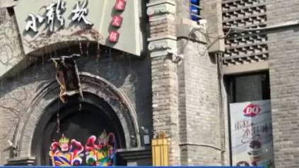 【触目惊心!#小龙坎火锅用扫帚捣制冰机#后用来盛黄喉毛肚】知情人卧底小龙坎火锅南京、苏州多