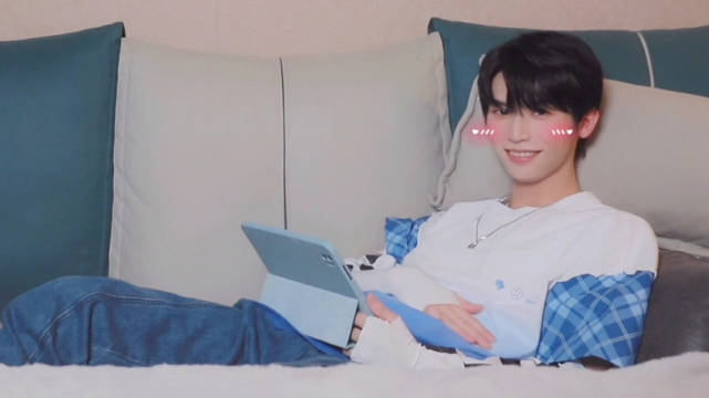 今天给大家推荐“十七牌”追综必备零食——桂格甜品麦果脆!源自诺心蛋糕联名,采用“冰博克”黑