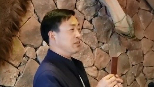 【卢德焱又有了一个新目标】#走向我们的小康生活#夜宿坪阡镇,打卡大九湖,己成为很多去神农架