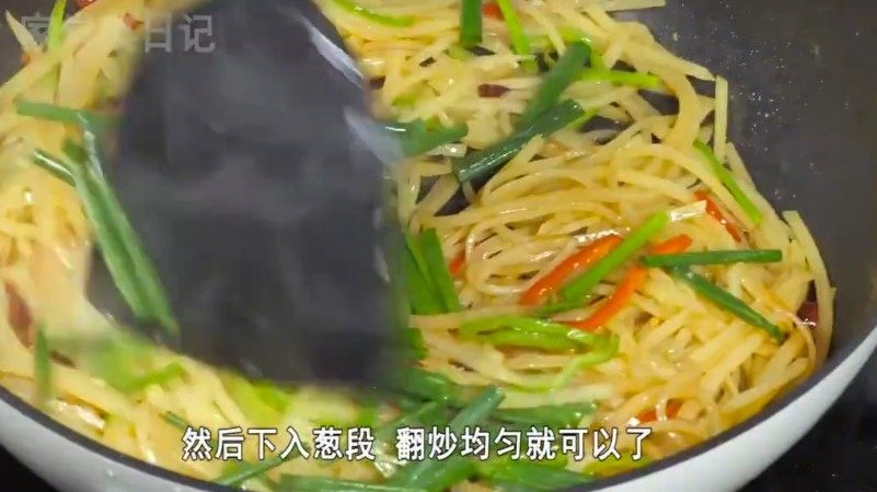 看看酒店大厨怎么炒土豆丝的,这烹饪技术太棒了,看完后不服不行! (家常菜日记)