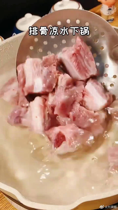 家常红烧排骨懒人做法,配料简单味道香,多汁又软烂,太下饭了!  